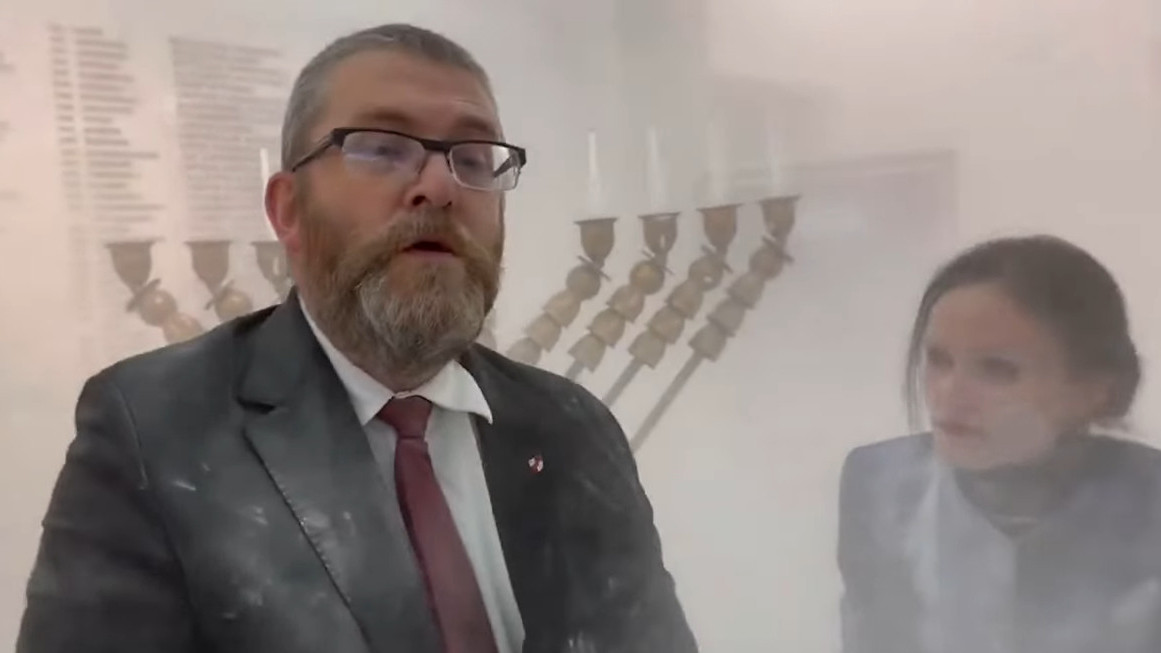 Desničar u skupštini gasio sveće za Hanuku PP aparatom VIDEO