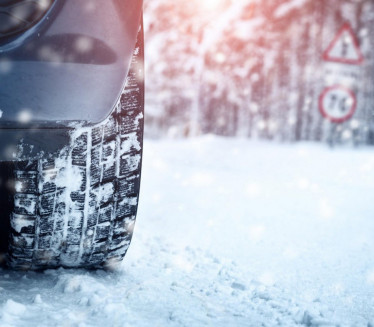 Auto stao u gluvo doba noći, a onda su se pojavile DVE OSOBE