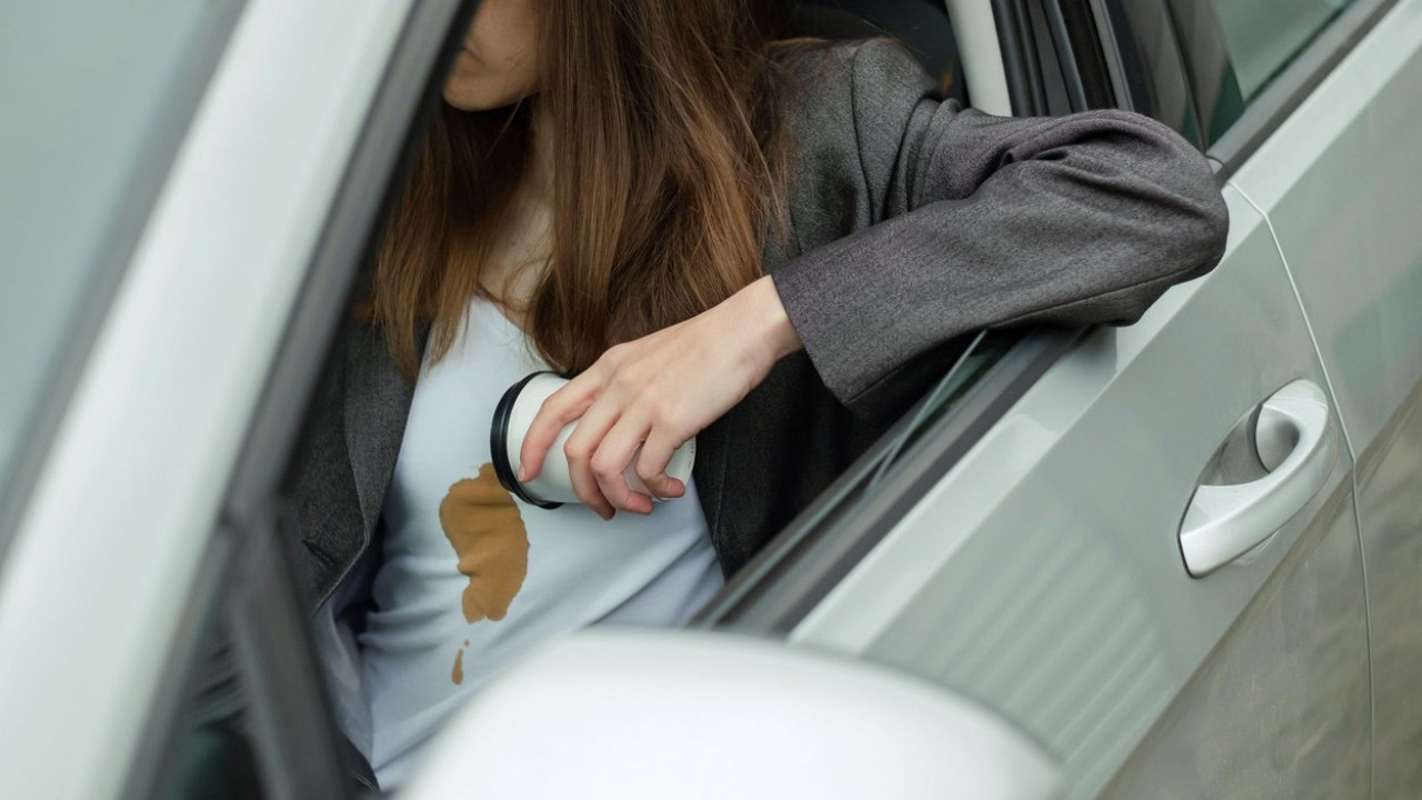 МОЋАН ТРИК: Како најлакше уклонити мрље од кафе са одеће?