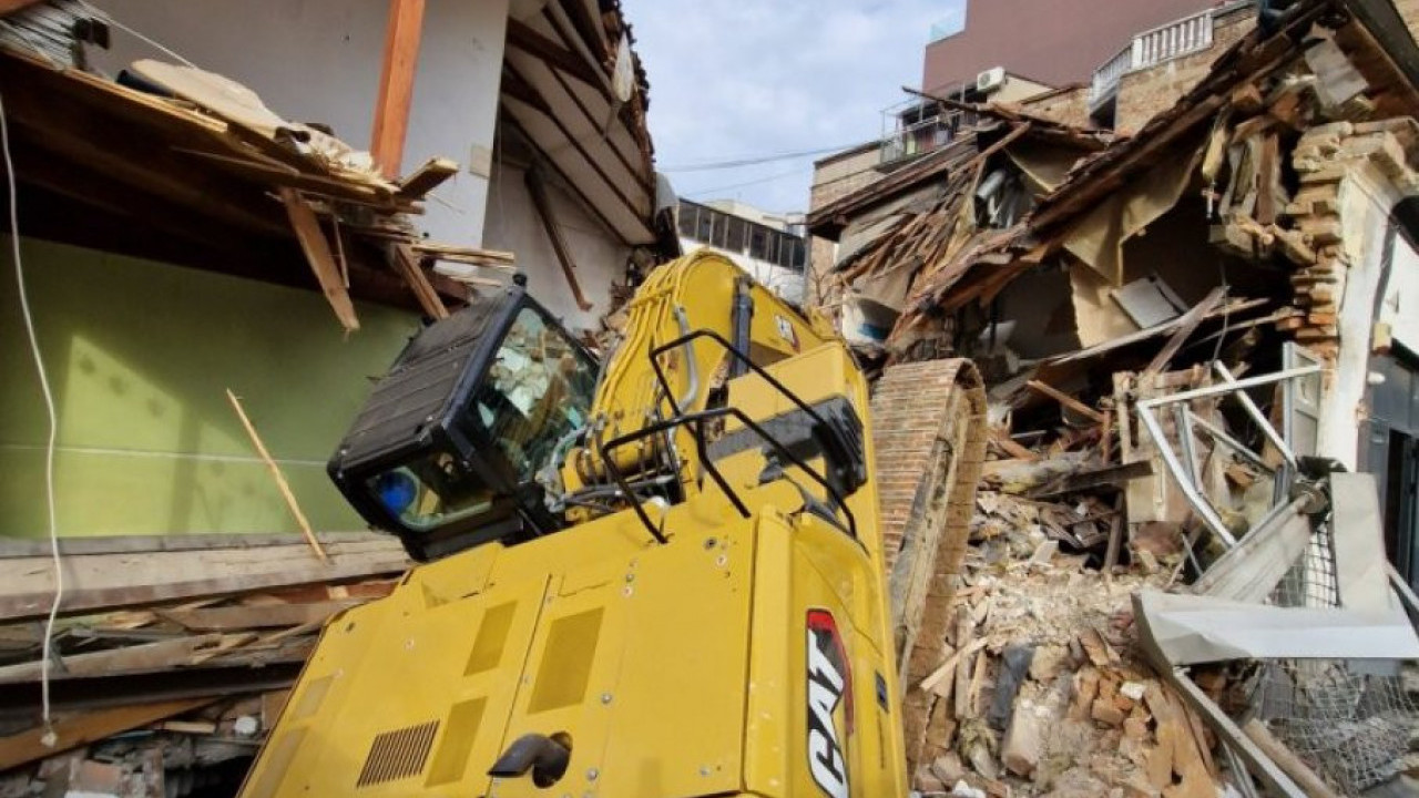 DRAMA NA VRAČARU: Bager propao u zemlju