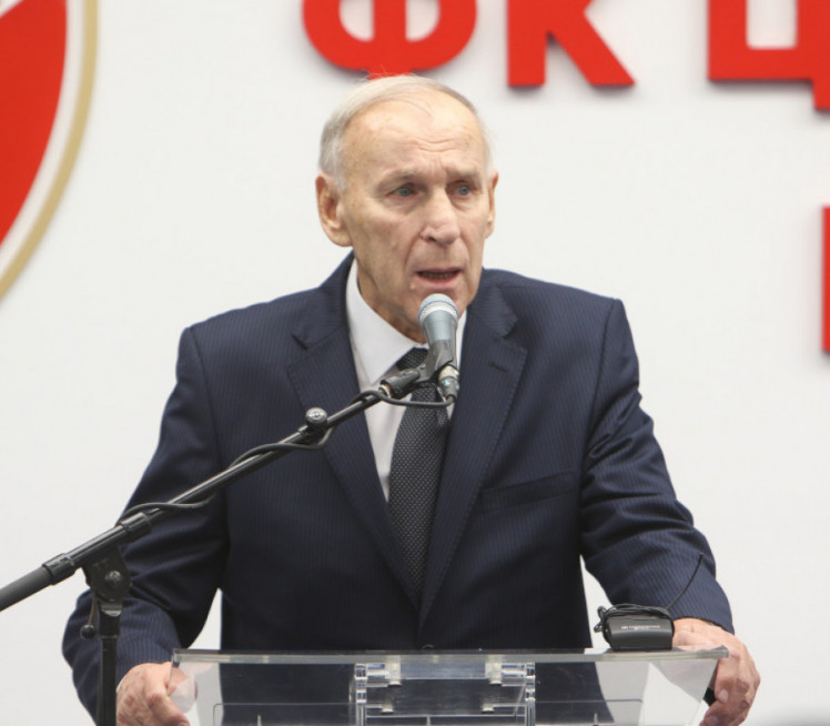 Џајина жена се онесвестила на скупу: "Одвезена је у болницу"