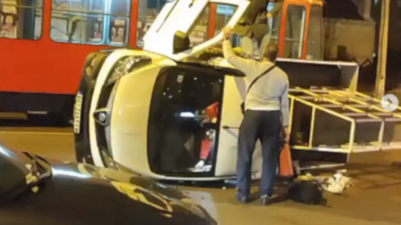 POVREĐEN MUŠKARAC: Nesreća u Beogradu - automobil prevrnut