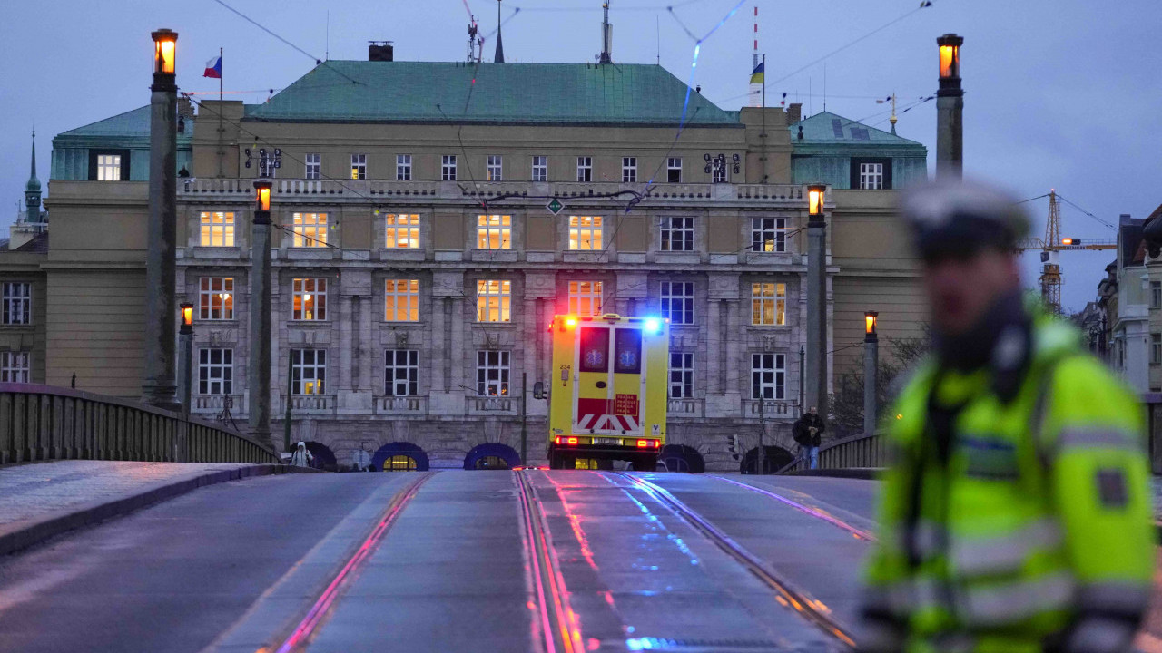 NAJPOTRESNIJA SLIKA IZ PRAGA: Studenti spasavali žive glave