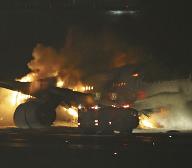 ZA 90 SEKUNDI SPASENO 400 LJUDI: Avion se zapalio pri sletanju