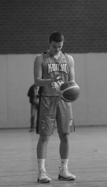 ТРАГЕДИЈА ПОТРЕСЛА РЕГИОН: Преминуо млади кошаркаш (23)