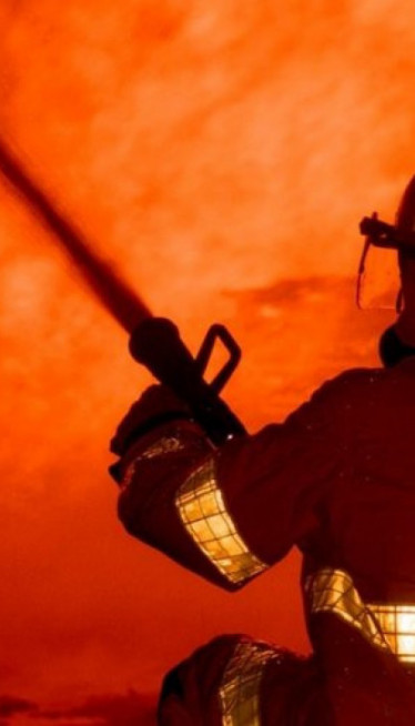 ВАТРА БЕСНИ У САД: Више од 100 ватрогасаца гаси шумски пожар