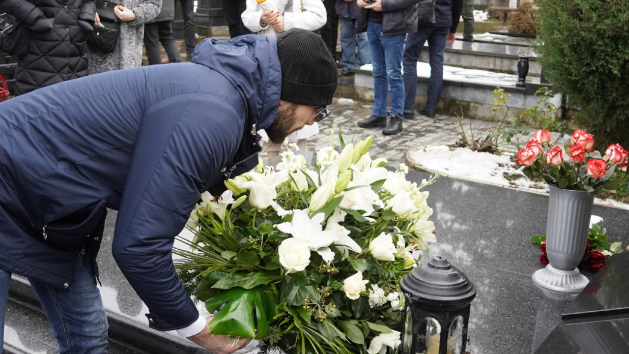 DANAS JE ARKANU POMEN: Veljko prvi stigao na groblje