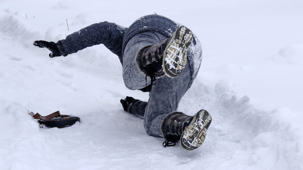 Како да се не оклизнете на леду - трик ОДУШЕВИО многе