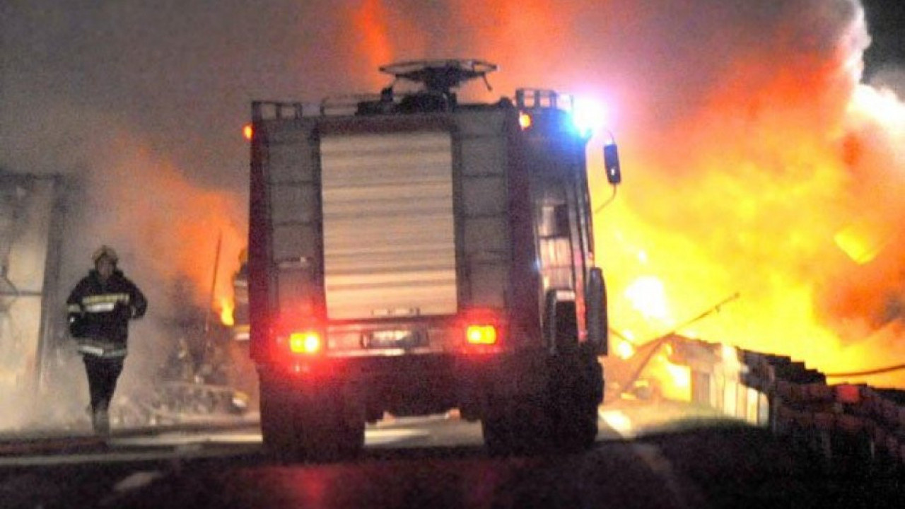 POŽAR KOD SMEDEREVA: Vatra progutala automobil (FOTO)