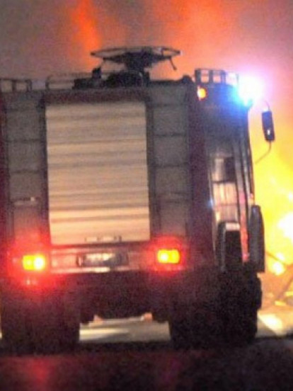 ПОЖАР У ЗГРАДИ НА БАНОВОМ БРДУ: Ватрогасне екипе на терену