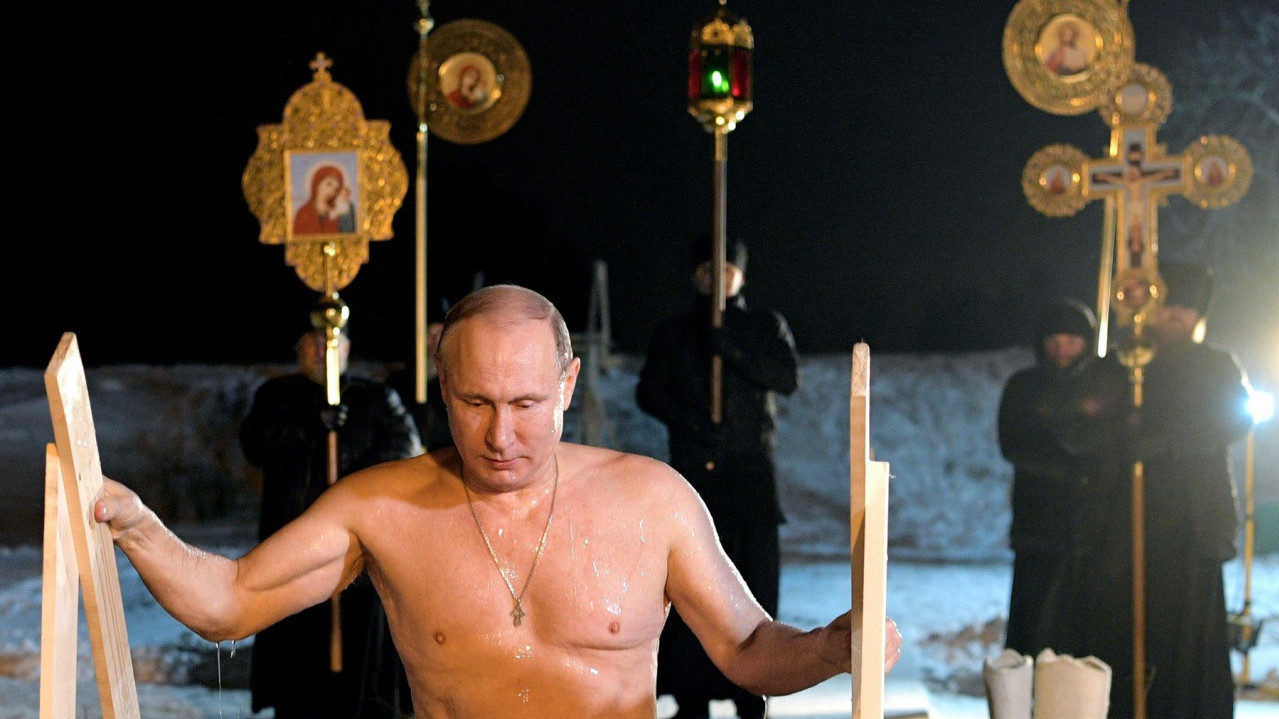 ИСПОШТОВАО ОБИЧАЈ: Путин заронио у ледену воду (ВИДЕО)