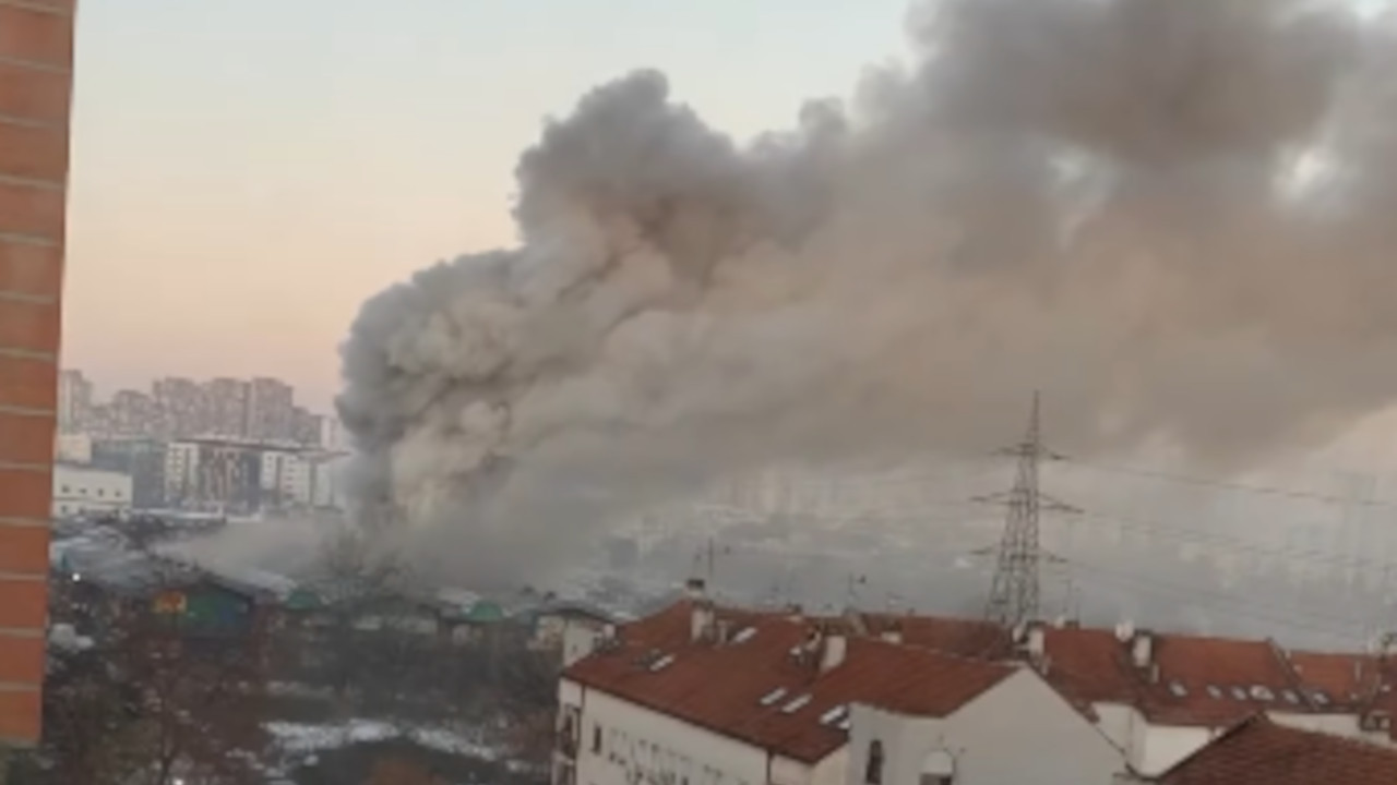 GORI KINESKI TRŽNI CENTAR: Veliki požar u Bloku 70 (VIDEO)