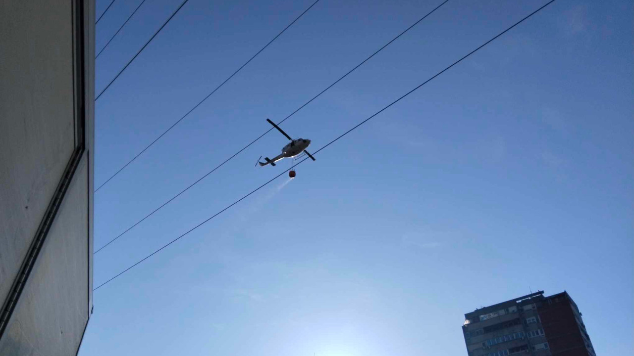 ХАОС У БЛОКУ 70: Хеликоптер гаси велики пожар (ВИДЕО)