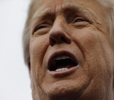 "DA LI SI GLUPA?!" Tramp u novom klinču sa novinarkama