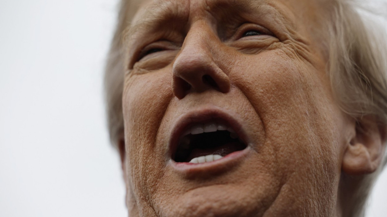 "DA LI SI GLUPA?!" Tramp u novom klinču sa novinarkama