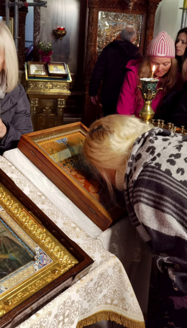 КАКО СЕ ЦЕЛИВА ИКОНА: Игуман открио у чему многи греше