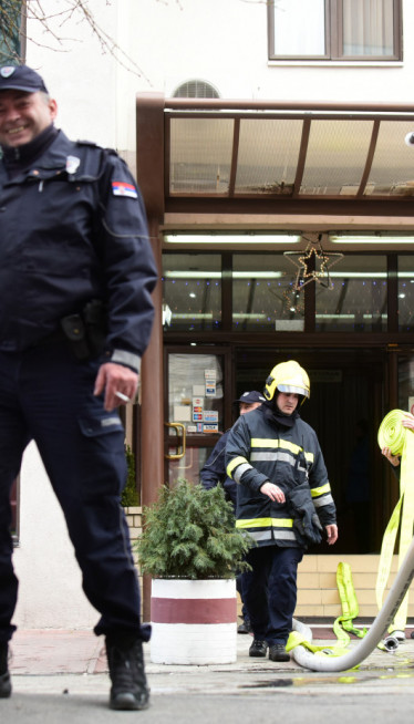 POŽAR U BEOGRADU: Izgoreo kombi koji prevozi novac (VIDEO)