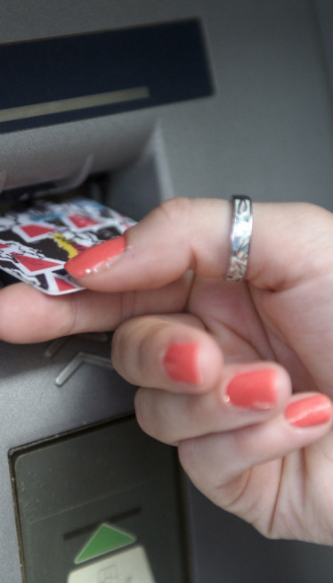 Квар на банкомату - грађани могли да дижу новац колико желе