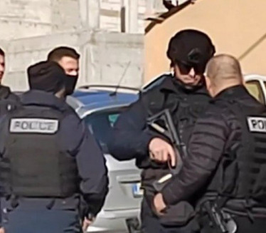 Тзв. косовска полиција скинула српску заставу у Пећи