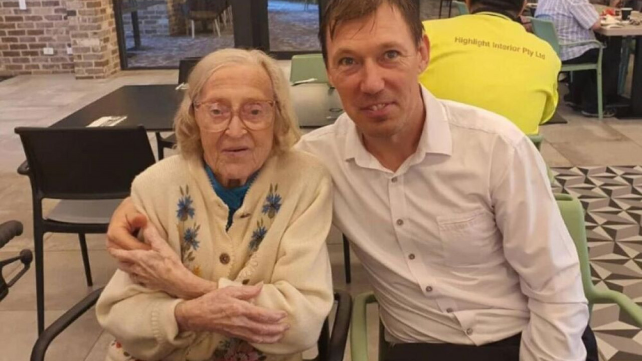 ЗАЉУБЉЕНИ "ДО УШИЈУ": Она има 103 године, он 48