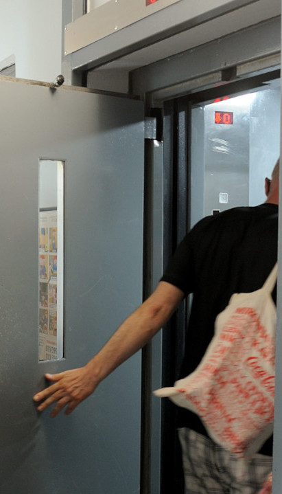 MREŽE BRUJE: Najčudniji lift u BG-u! Čemu to služi? (FOTO)