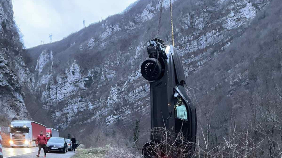 AUTO S TROJE DECE SLETEO U KANAL: Drama na putu kod Banjaluke