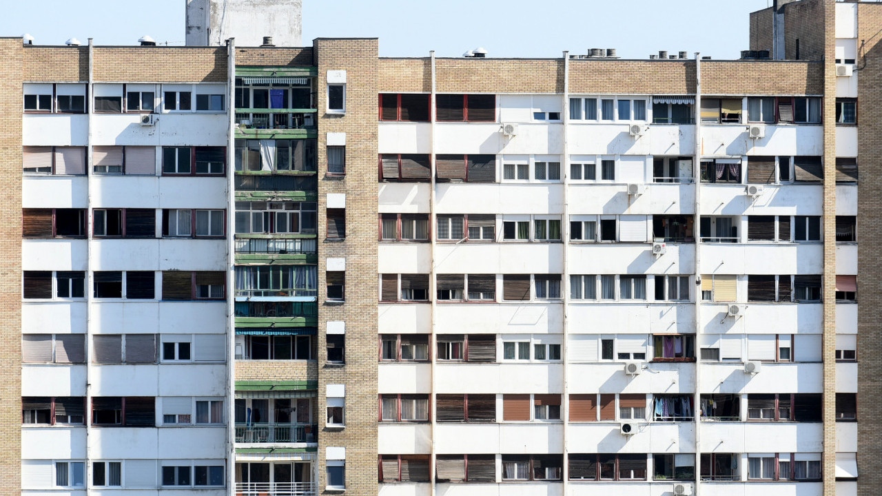 "ЗА СТАНАРЕ ВИШИХ СПРАТОВА" Хит фото из зграде у Београду