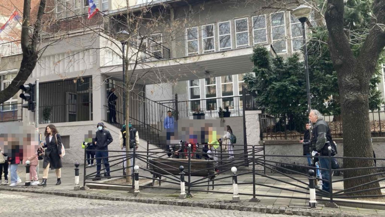 ДОЈАВА О БОМБИ У ОШ "РИБНИКАР" Изашле контрадиверзионе екипе