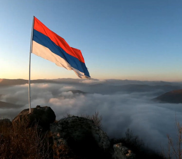 OPET SE VIJORI TROBOJKA: Srpska zastava na tvrđavi u Zvečanu