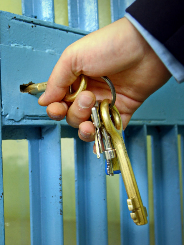 ОСТАЈЕ ИЗА РЕШЕТАКА: Дрогиран усмртио деку на пешачком