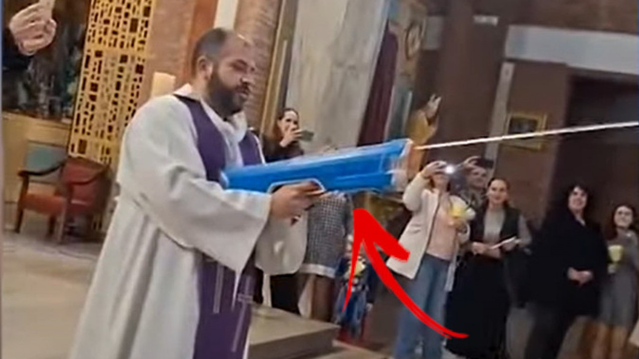 HIT VIDEO: Sveštenik u crkvi izvadio pušku na vodu