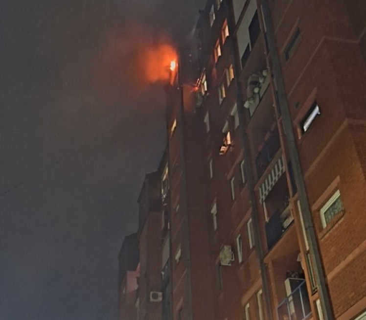 Plamen zahvatio zgradu na Voždovcu, mladić dobio opekotine