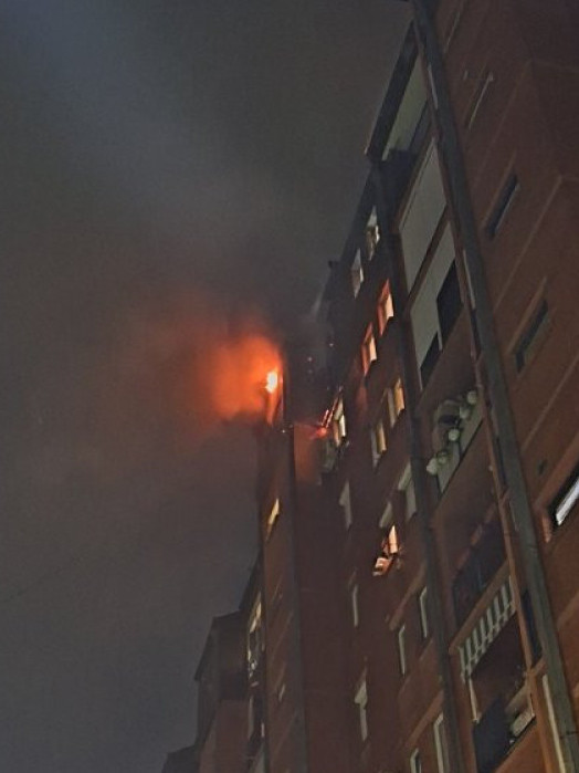 Plamen zahvatio zgradu na Voždovcu, mladić dobio opekotine