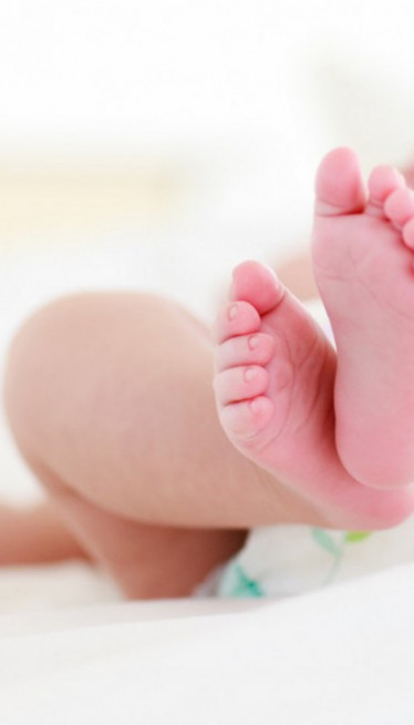 РОЂЕНА СА 300 ГРАМА: Лекари успели да беби осигурају живот