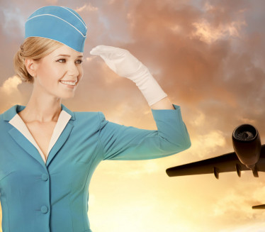 Zašto stjuardese drže ruke iza leđa pri ulasku u avion?