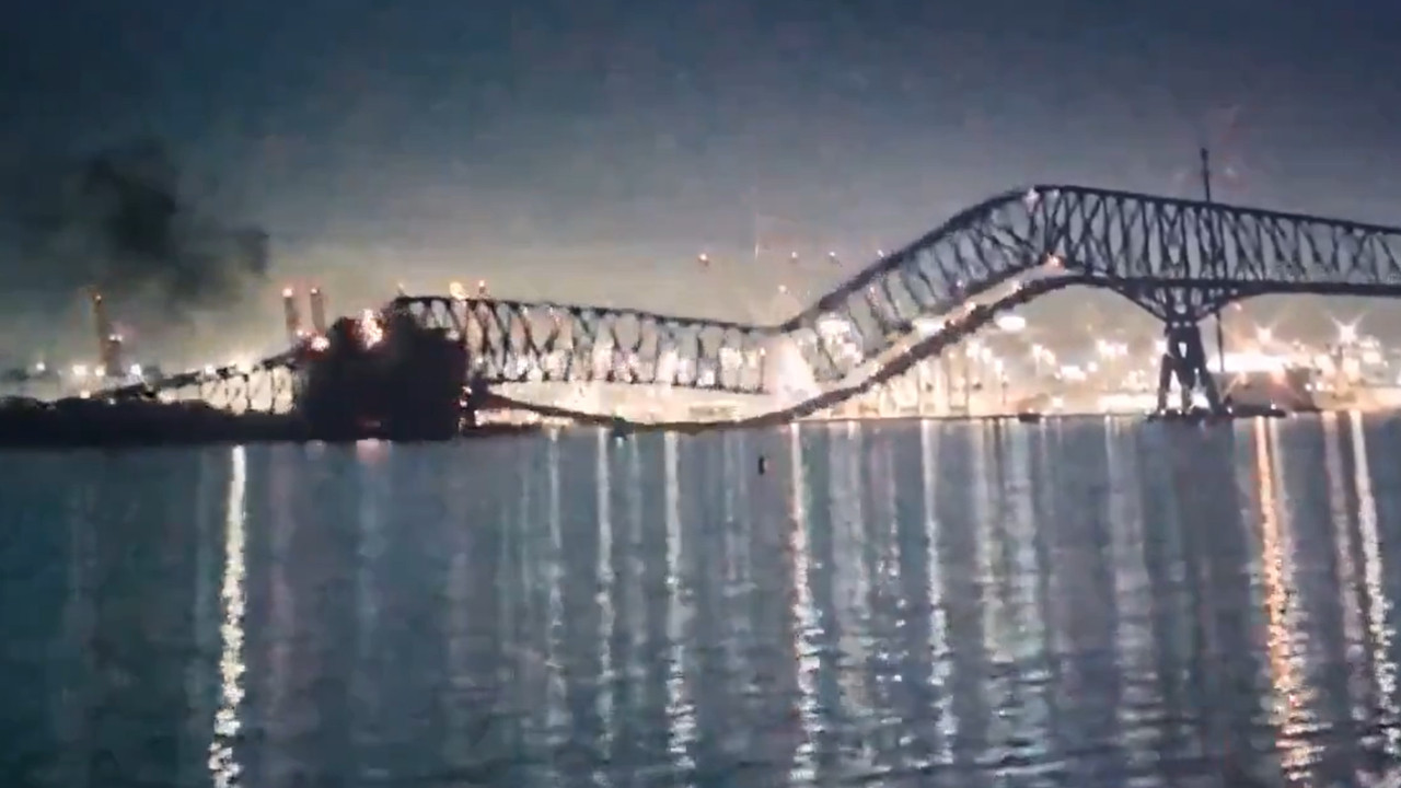 УЖАС НА РЕЦИ: Мост се срушио након што је брод ударио у њега