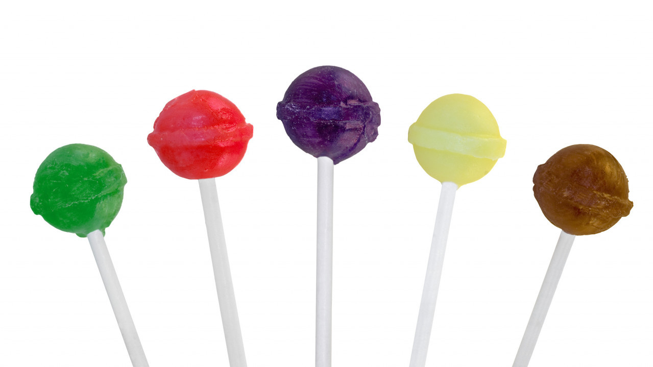 Дечак узео мајчин телефон и случајно наручио 70.000 лизалица