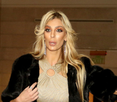 "OSTALA SAM BEZ SVEGA": Ava posle smrti oca traži pomoć