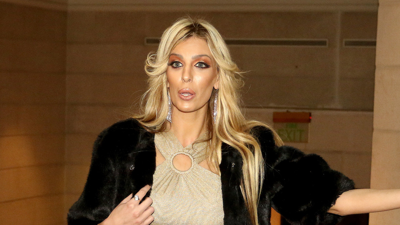 "ОСТАЛА САМ БЕЗ СВЕГА": Ава после смрти оца тражи помоћ