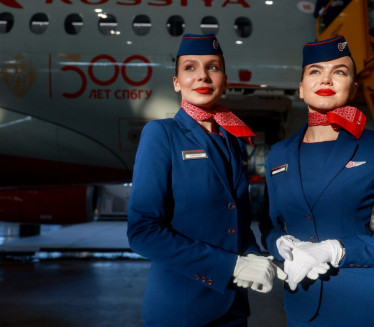 Зашто стјуардесе морају да носе БАШ ЦРВЕНИ кармин