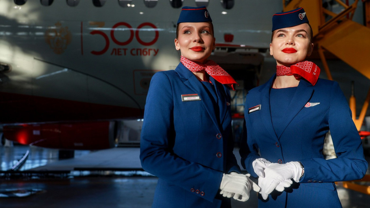 Зашто стјуардесе морају да носе БАШ ЦРВЕНИ кармин