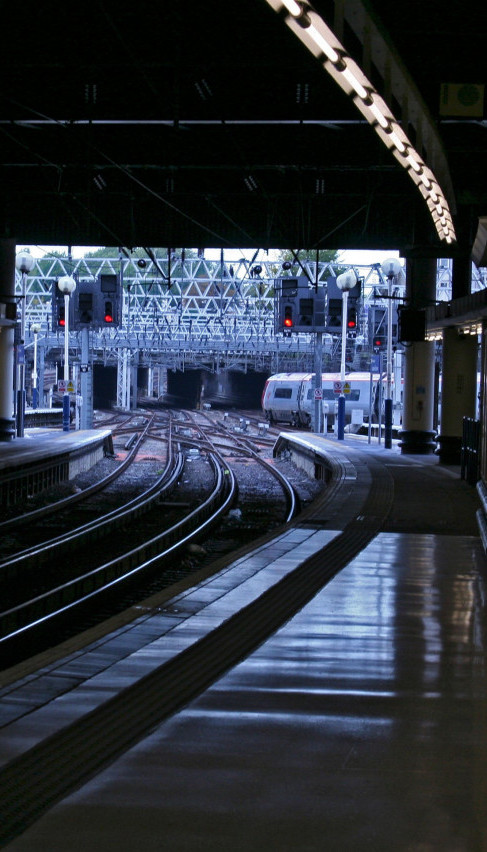 ČUDO! Muškarac pao na šine, voz ga pregazio - on preživeo
