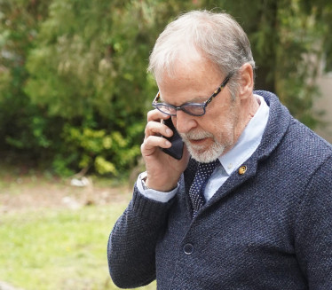 SINA DOBIO U 7. DECENIJI: Glumac ljubi 30 godina mlađu (FOTO)