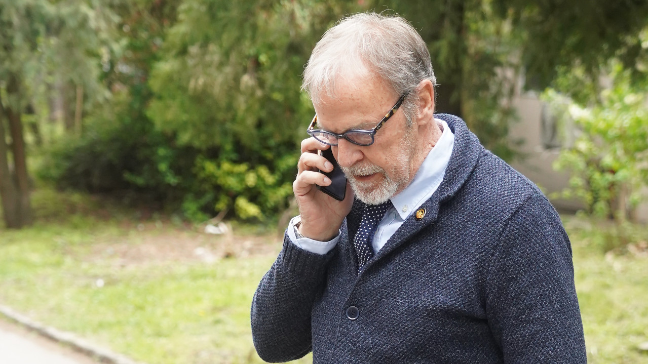 SINA DOBIO U 7. DECENIJI: Glumac ljubi 30 godina mlađu (FOTO)