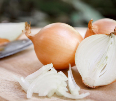 Stavite OVO u tiganj i miris CRNOG LUKA će nestati!