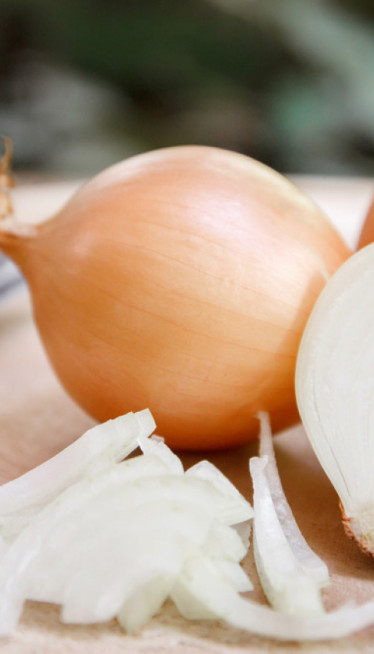 Stavite OVO u tiganj i miris CRNOG LUKA će nestati!