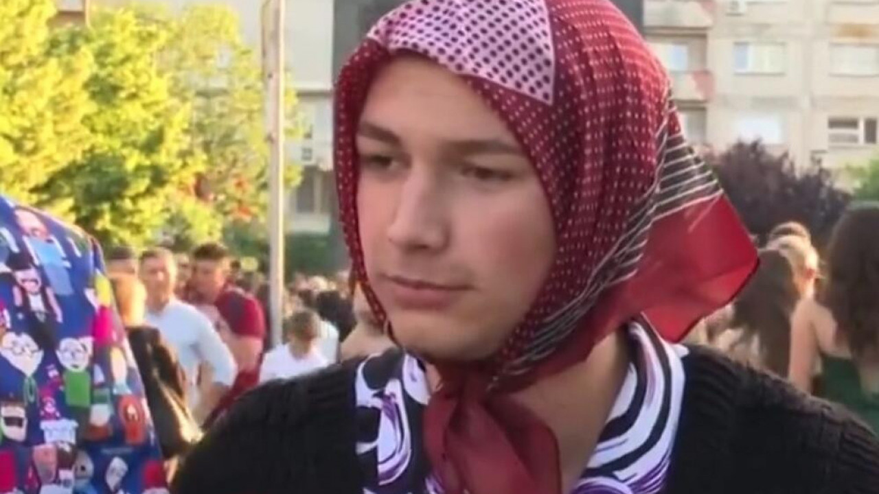 На матуру дошао обучен као БАКА - с њим и "унучад"