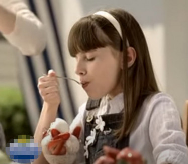 ВОЛЕЛА ГЛУМЦА Овако изгледа девојчица из рекламе за сладолед