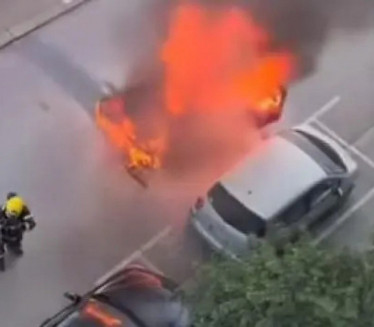 DRAMATIČAN SNIMAK: Izgoreo auto na parkingu u Novom Sadu