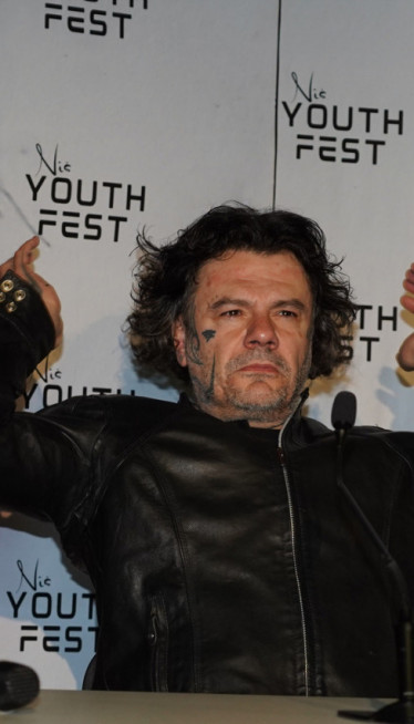 "NEĆU PREPISATI IMOVINU": Pevač se odrekao ćerke